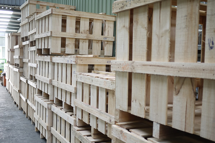 出貨木條箱及棧板-煙燻後廠內裝釘減少運送損傷及受潮